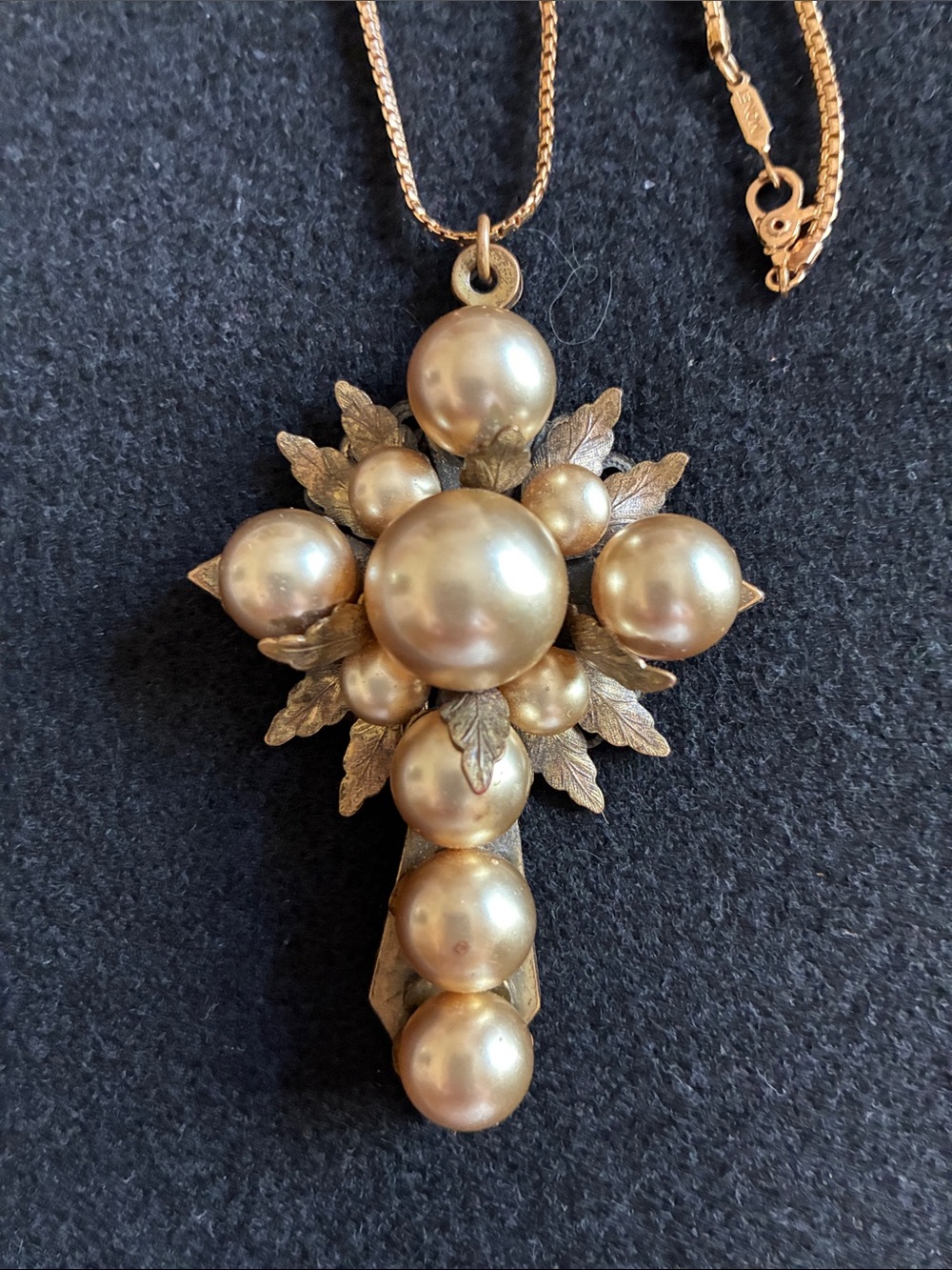 VTG Cross Victorian Pendent Necklace Gold Tone , Faux Pearl With ,,Monet “ Chain